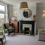 Charming 3-bedroom House In With Garden - Perfect For Families *