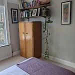 Charming 3-bedroom House In With Garden - Perfect For Families *