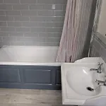 بيت للعطل Charming 3-bedroom House In With Garden - Perfect For Families *
