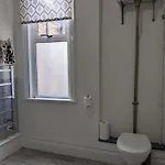 Charming 3-bedroom House In With Garden - Perfect For Families بيت للعطل *