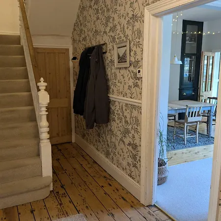 Charming 3-bedroom House In With Garden - Perfect For Families Holiday home