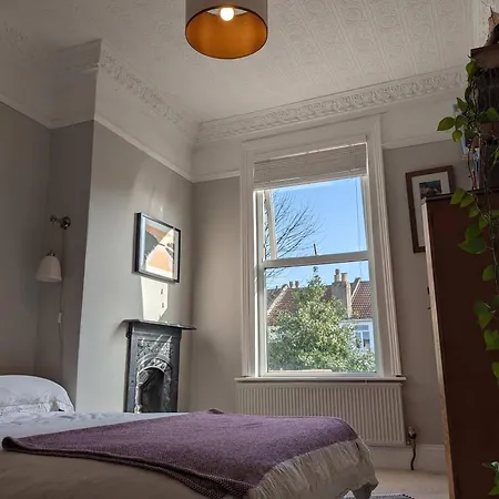Charming 3-bedroom House In With Garden - Perfect For Families