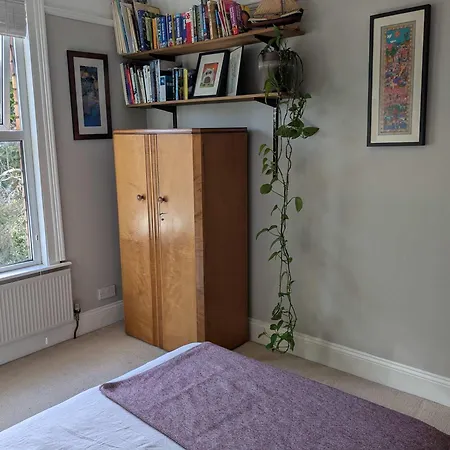 Charming 3-bedroom House In With Garden - Perfect For Families *
