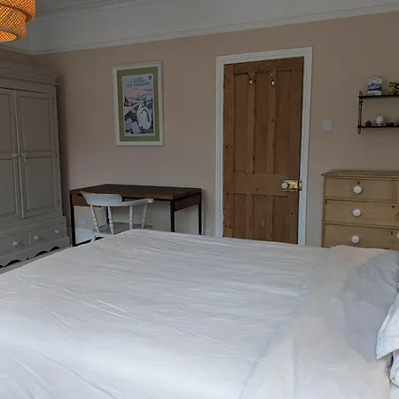 Charming 3-bedroom House In With Garden - Perfect For Families Vakantiehuis *