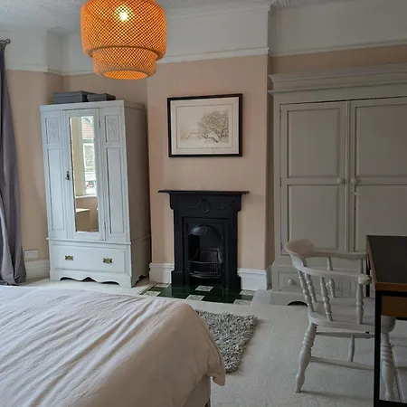Charming 3-bedroom House In With Garden - Perfect For Families *