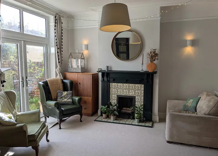 Charming 3-bedroom House In With Garden - Perfect For Families *