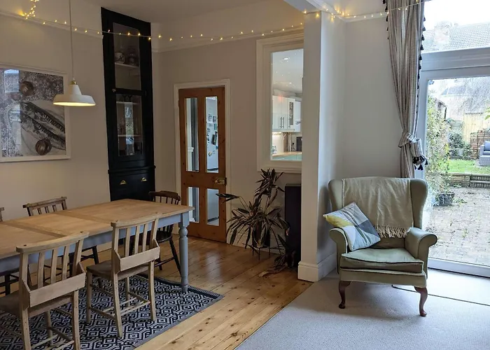 Holiday home Charming 3-bedroom House In With Garden - Perfect For Families *