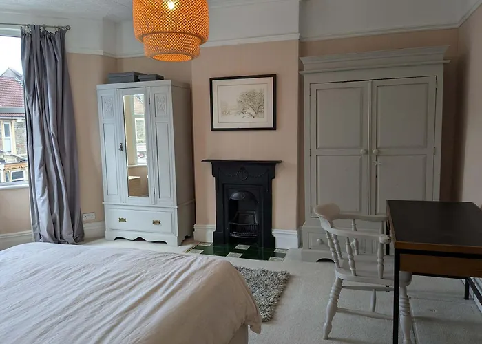 Charming 3-bedroom House In With Garden - Perfect For Families *