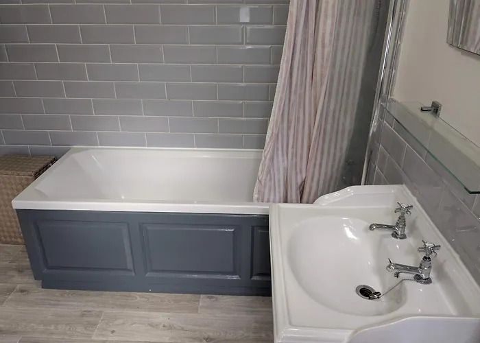 Holiday home Charming 3-bedroom House In With Garden - Perfect For Families *