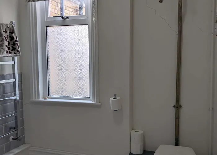 Charming 3-bedroom House In With Garden - Perfect For Families Holiday home *