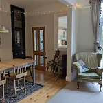 Σπίτι διακοπών Charming 3-bedroom House In With Garden - Perfect For Families *