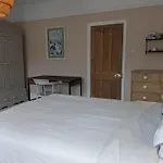 Charming 3-bedroom House In With Garden - Perfect For Families Hébergement de vacances *