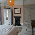 Charming 3-bedroom House In With Garden - Perfect For Families *