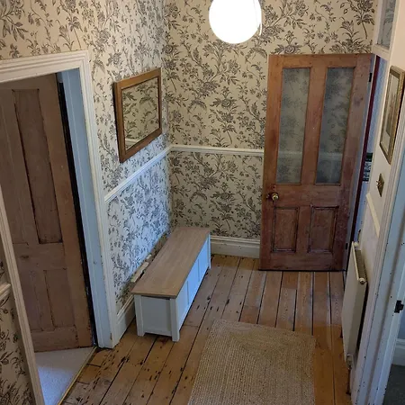 Charming 3-bedroom House In With Garden - Perfect For Families *