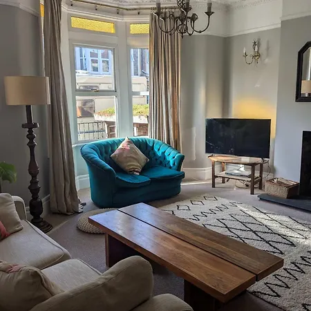 Charming 3-bedroom House In With Garden - Perfect For Families *