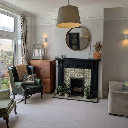 Charming 3-bedroom House In With Garden - Perfect For Families *