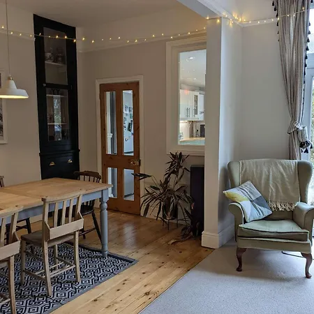 Dom wakacyjny Charming 3-bedroom House In With Garden - Perfect For Families *