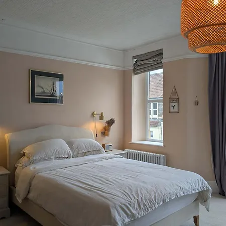 Charming 3-bedroom House In With Garden - Perfect For Families Bristol