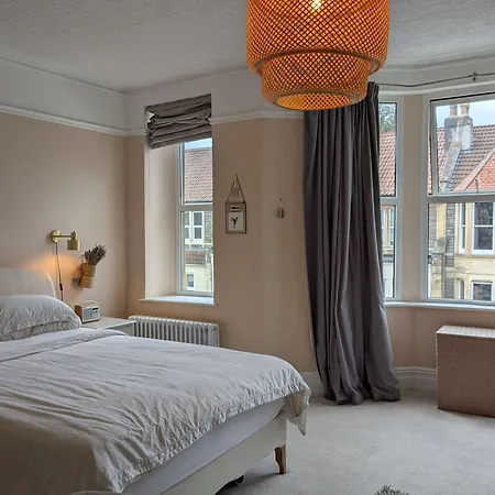 Charming 3-bedroom House In With Garden - Perfect For Families Dom wakacyjny *