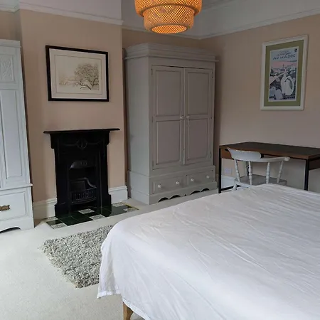 Charming 3-bedroom House In With Garden - Perfect For Families Bristol