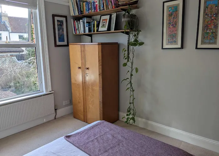 Charming 3-bedroom House In With Garden - Perfect For Families *