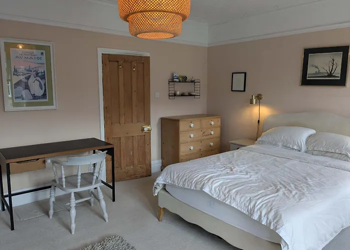 Charming 3-bedroom House In With Garden - Perfect For Families Bristol