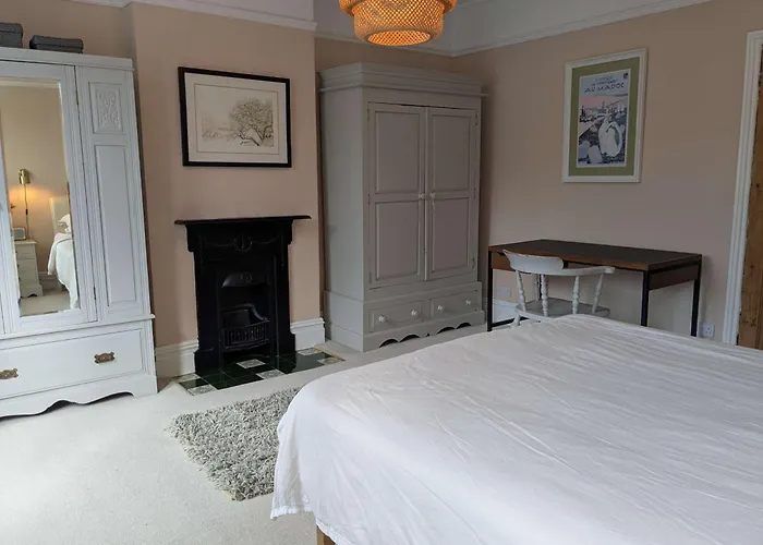 Charming 3-bedroom House In With Garden - Perfect For Families Bristol