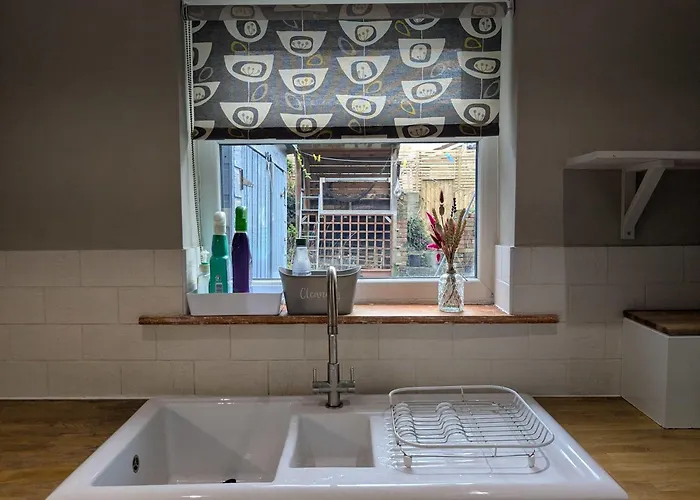 Charming 3-bedroom House In With Garden - Perfect For Families Casa vacanze *