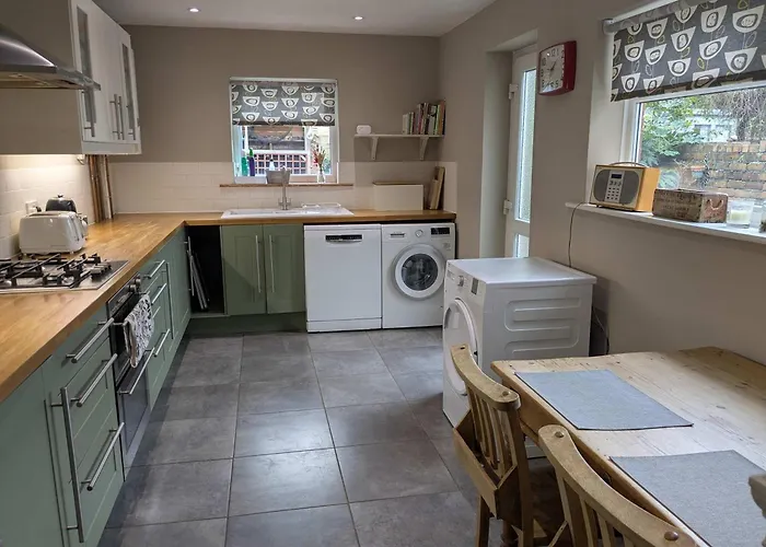 Casa vacanze Charming 3-bedroom House In With Garden - Perfect For Families *